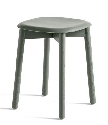 Grauer Soft Edge Hocker von Hay mit drei Beinen, ideal für Küche und Bar.
